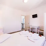 Stratos & Ξενοδοχείο με διαμερίσματα 4*